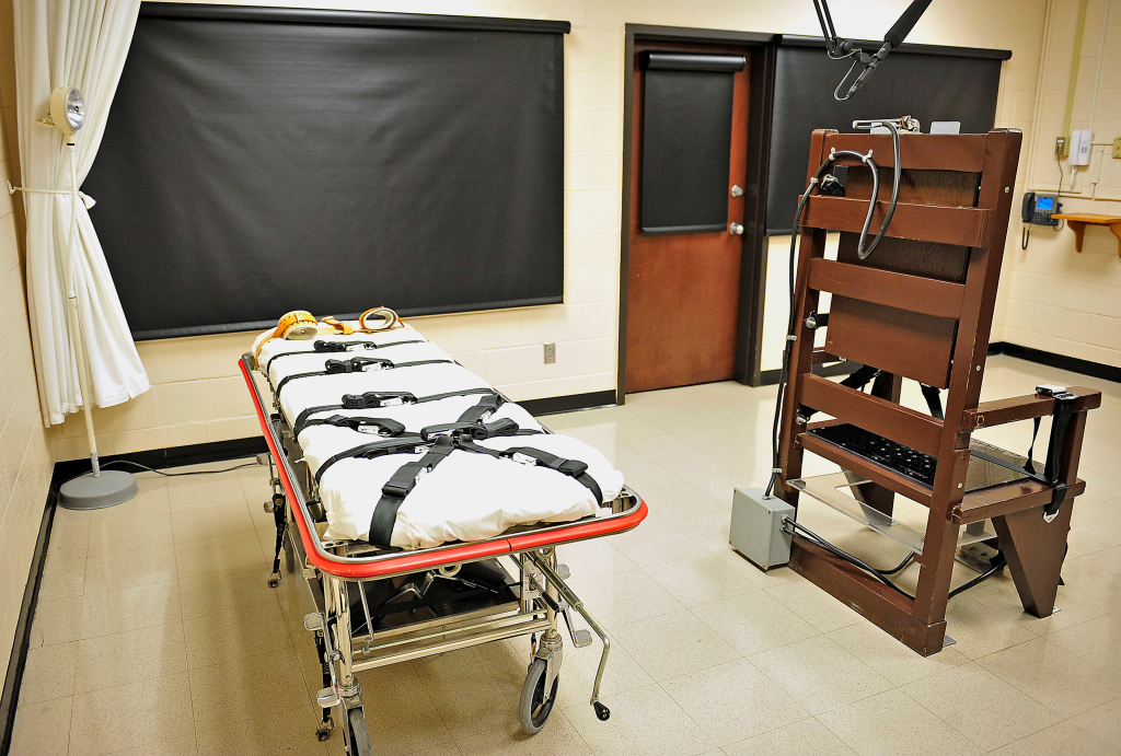 An injection gurney and electric chair sit in the death chamber at Riverbend Maximum Security Institution in Nashville, Tenn.