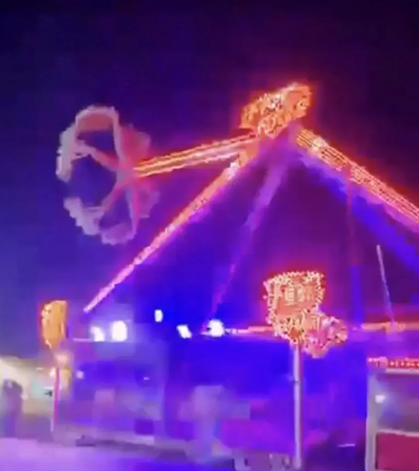 VIDEO: Cảnh tượng kinh hoàng khi thiếu niên tử vong sau khi rơi khỏi ghế ngồi từ trò chơi cảm giác mạnh ở hội chợ lúc trò chơi đạt tốc độ tối đa.