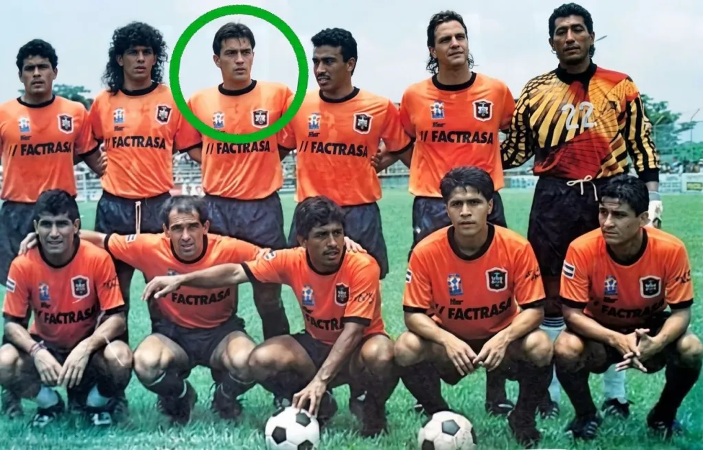 Héctor Alejandro Rosales Bonilla circled in a photo of the Club Deportivo Águila soccer team.