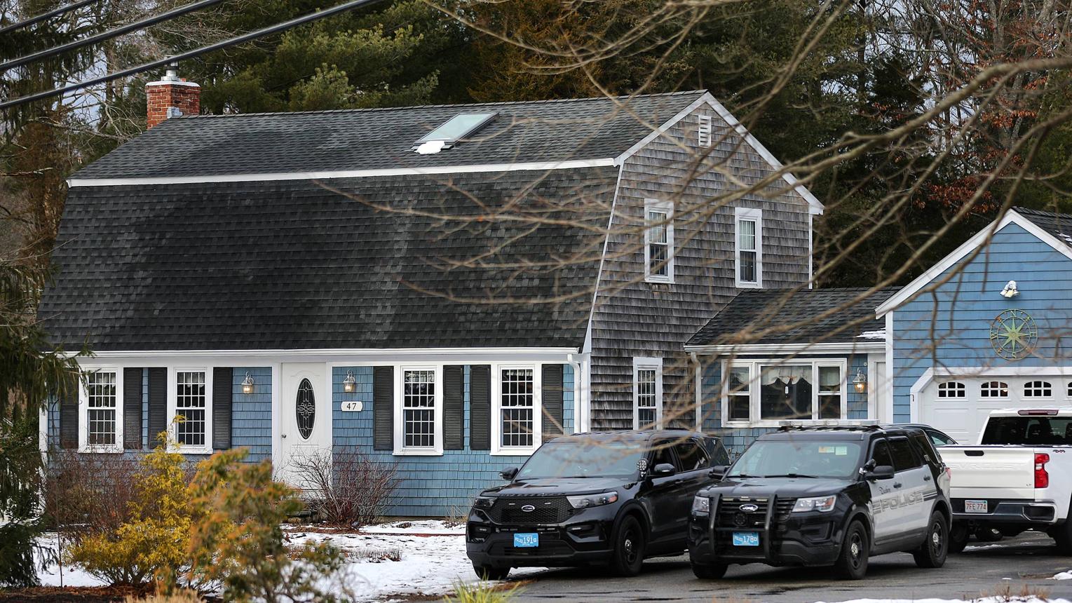 Police vehicles outside the Duxbury Mᴀssachusetts home connected with the January 2023 investigation