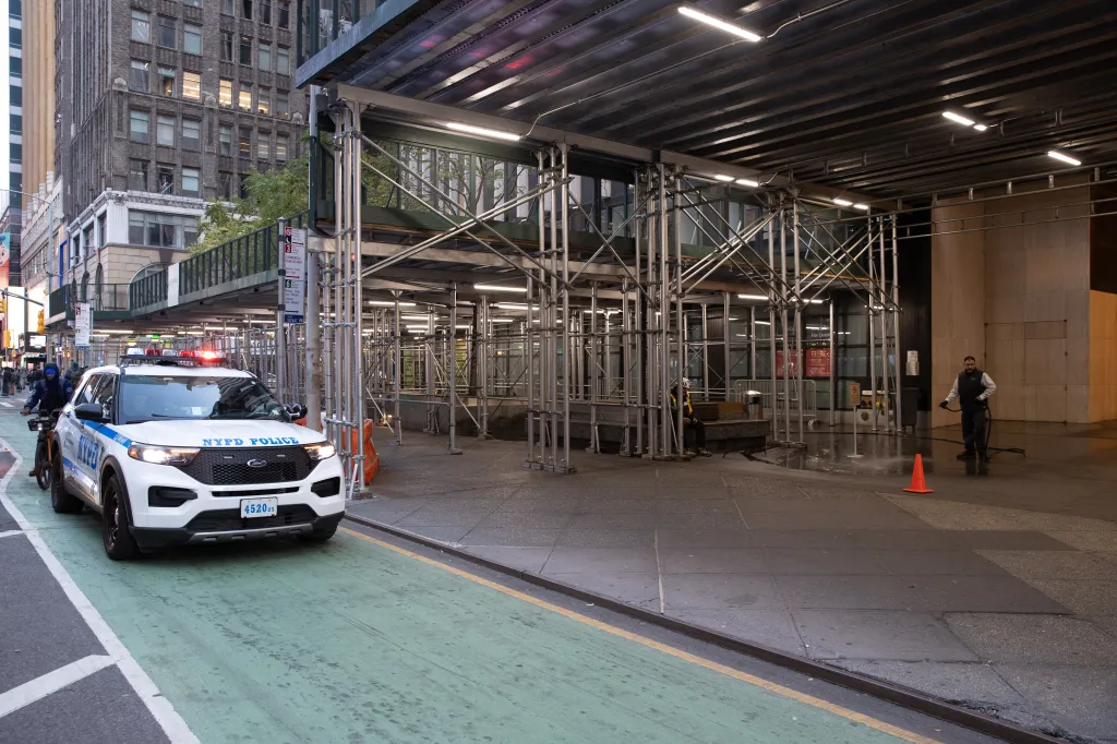 A police SUV is seen with its lights on at the scene of a robbery across the street from 550 7th Ave. in Manhattan, Monday, Oct. 26, 2026.
