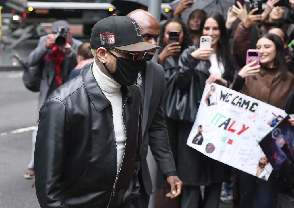 US singer Chris Brown arrives at Southwark Crown Court in London, surrounded by photographers and fans.