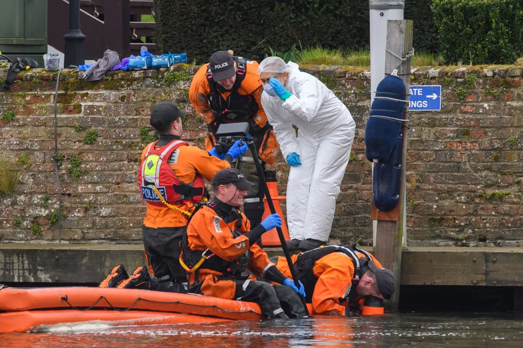 Cảnh sát đang tìm kiếm bằng chứng trên sông Thames.